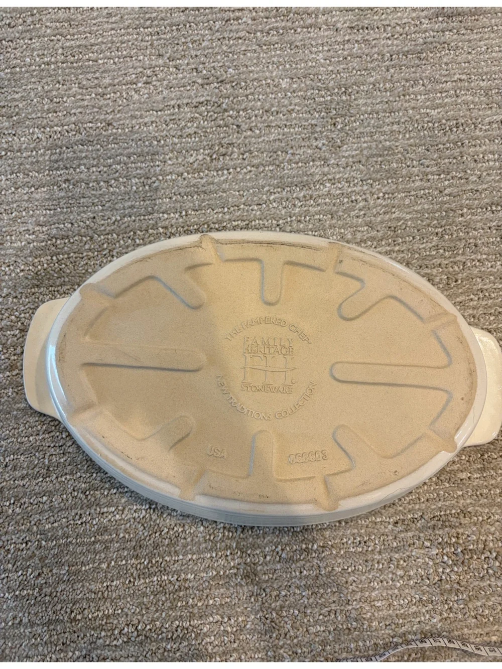 NWOT Pampered Chef “ New Traditions” Oval Casserole dish.